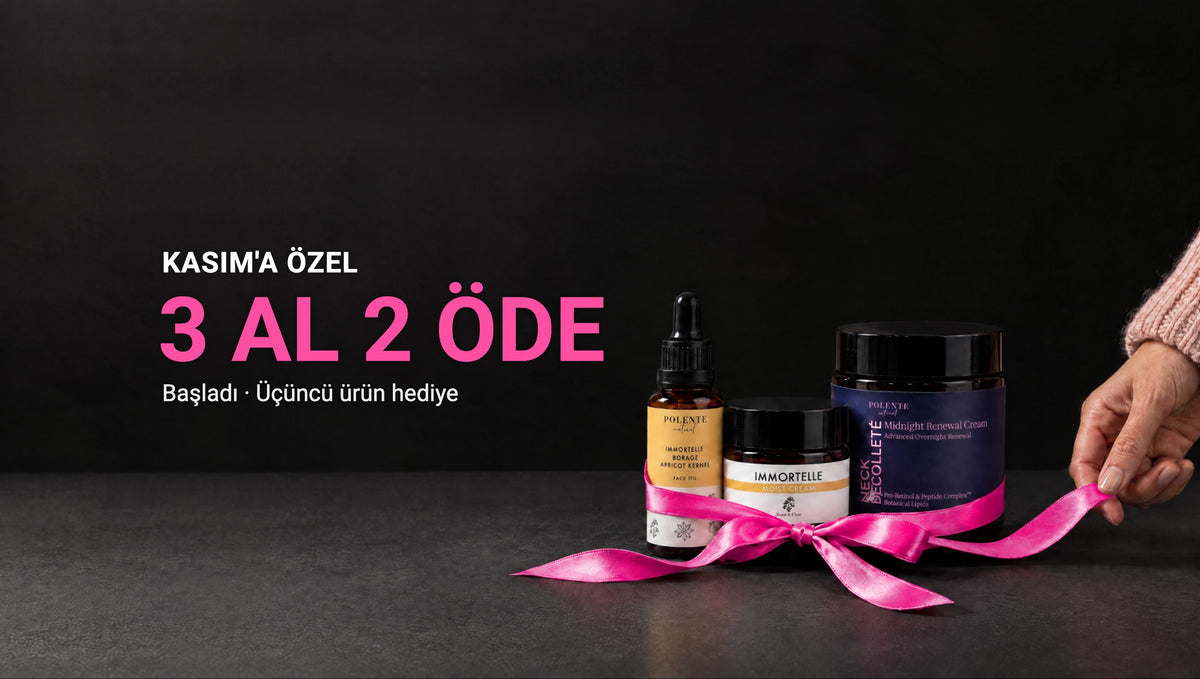 Kasım'a özel 3 al 2 öde: tüm ürünlerde üçüncü ürün hediye. Pembe kurdeleyle bağlanmış Immortelle Face Oil, Immortelle Moist Cream ve Neck & Décolleté Midnight Renewal Cream.