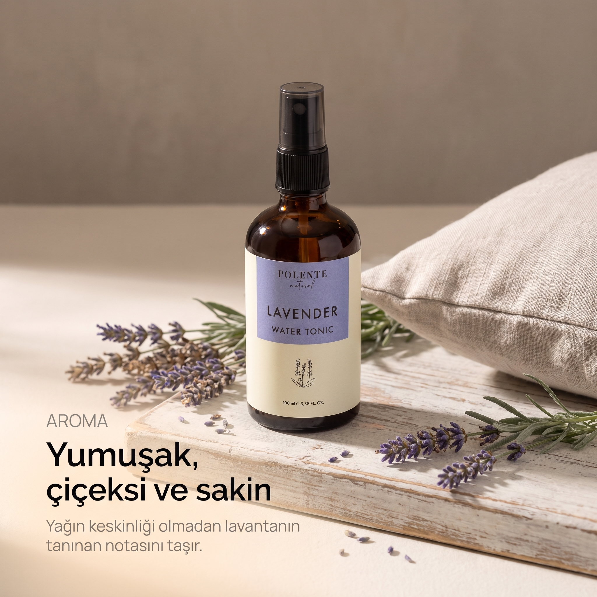 Lavanta Suyu %100 saf hidrosol 100 ml — yumuşak, çiçeksi ve sakin aroma, ahşap üzerinde natürmort
