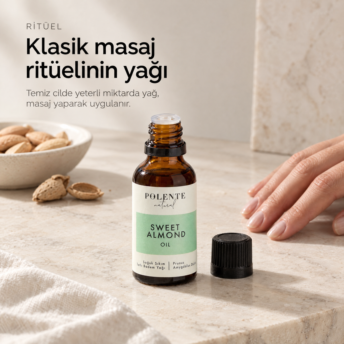 Tatlı Badem Yağı 50 ml — sabah ritüeli, kapağı açılmış cam şişe yanında duran el
