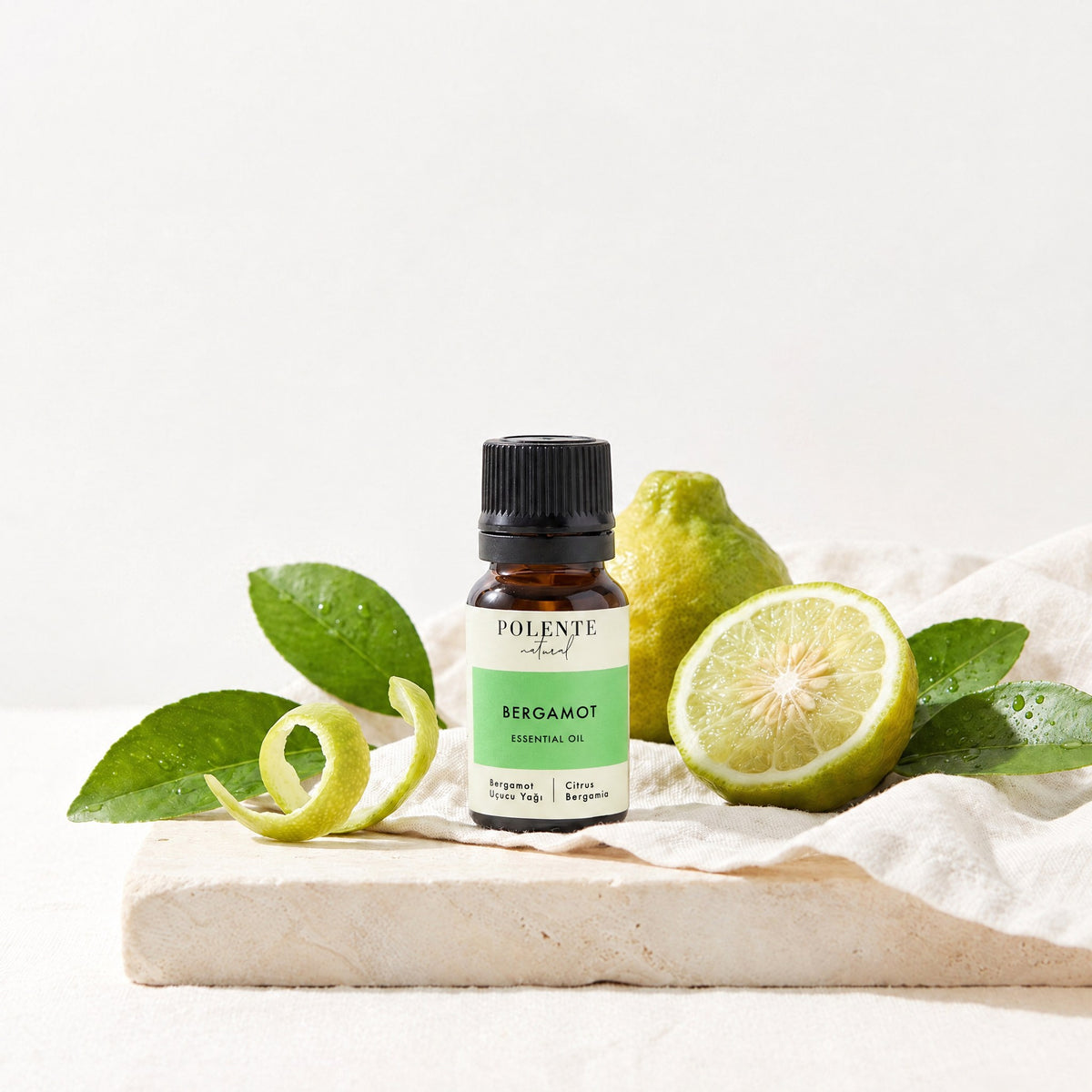 Bergamot Uçucu Yağı 10 ml — bergamot meyvesi ve kabuğuyla botanik konsept görseli