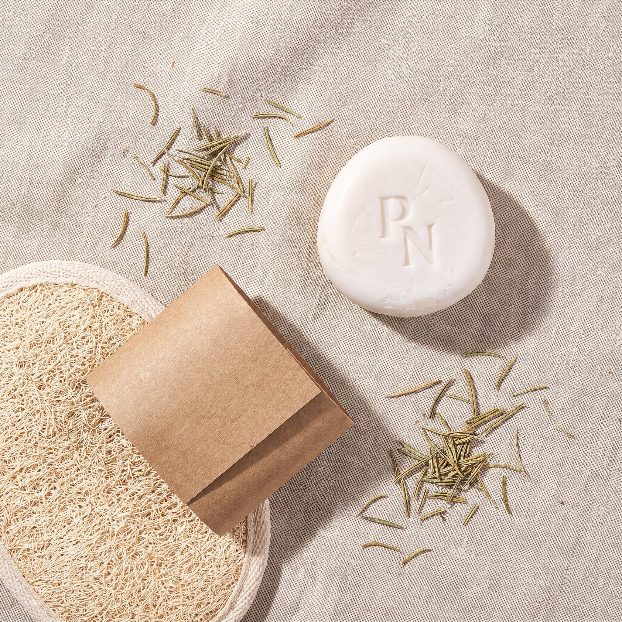 Biberiyeli Güçlendirici Katı Şampuan 110 gr — doğal keten ve lif üzerinde sıfır atık banyo konsept görseli