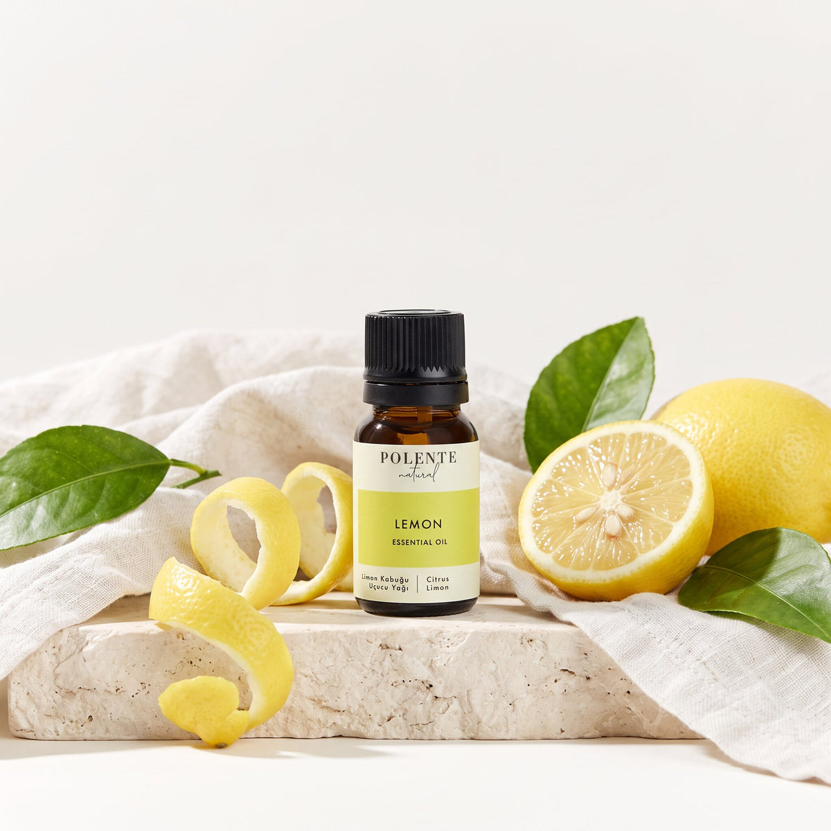 Limon Kabuğu Uçucu Yağı 10 ml — limon kabuğu ve narenciye yapraklarıyla botanik konsept görseli