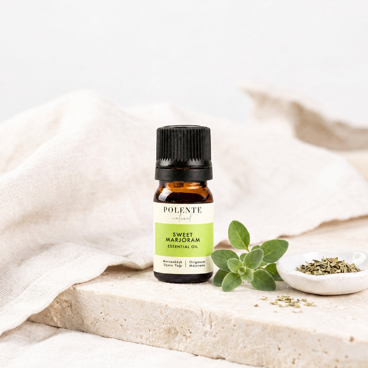 Mercanköşk Uçucu Yağı 5 ml — mercanköşk dalları ve yapraklarıyla botanik konsept görseli