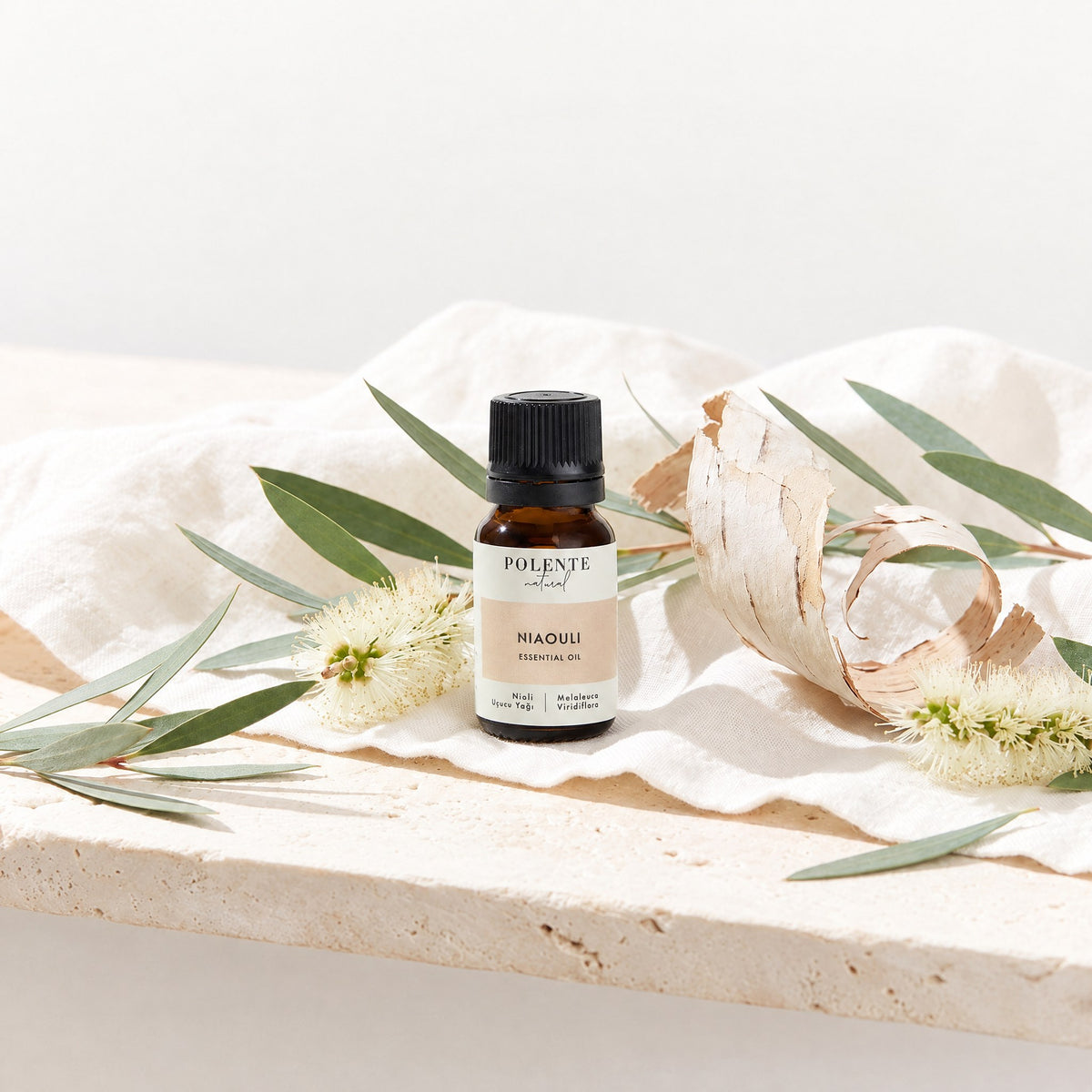 Nioli Uçucu Yağı 10 ml — niaouli yaprakları ve ağaç kabuğuyla botanik konsept görseli