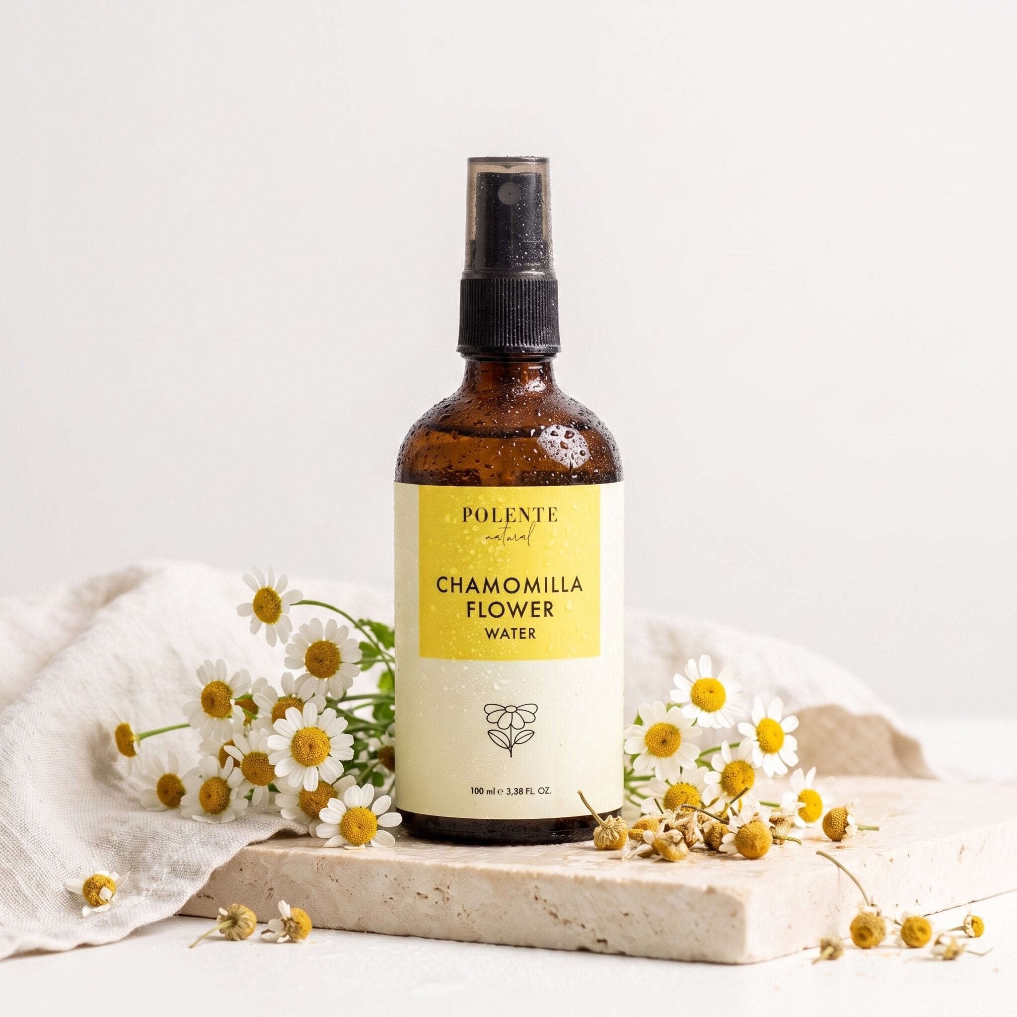 Papatya Suyu Hidrosol 100 ml — papatya çiçekleri ve su buğusuyla botanik konsept görseli