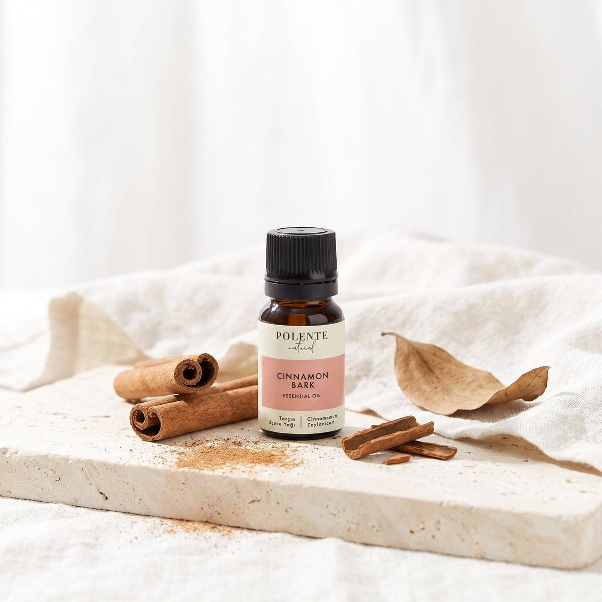 Tarçın Uçucu Yağı 10 ml — tarçın çubukları ve kabuğuyla botanik konsept görseli