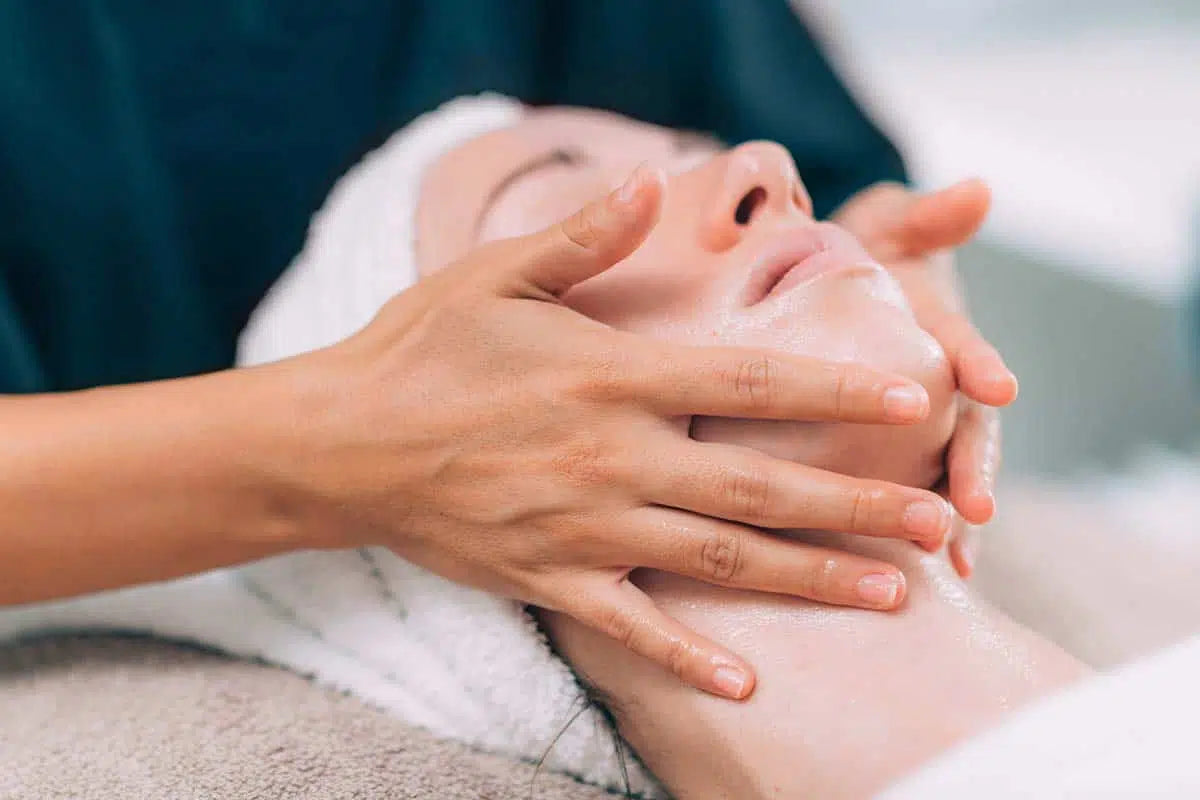 Gua Sha Masajı ve Doğru Yüz Yağı Seçimi: Cildiniz İçin Bütünsel Bir Şifa Rehberi - Polente Natural