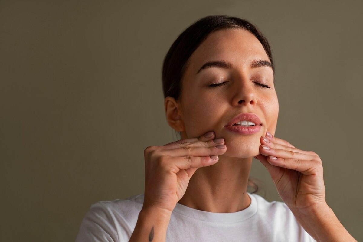 Yüz yogası nedir ve nasıl yapılır — sıkılaştırıcı yüz yogası hareketleri ve teknikleri rehberi