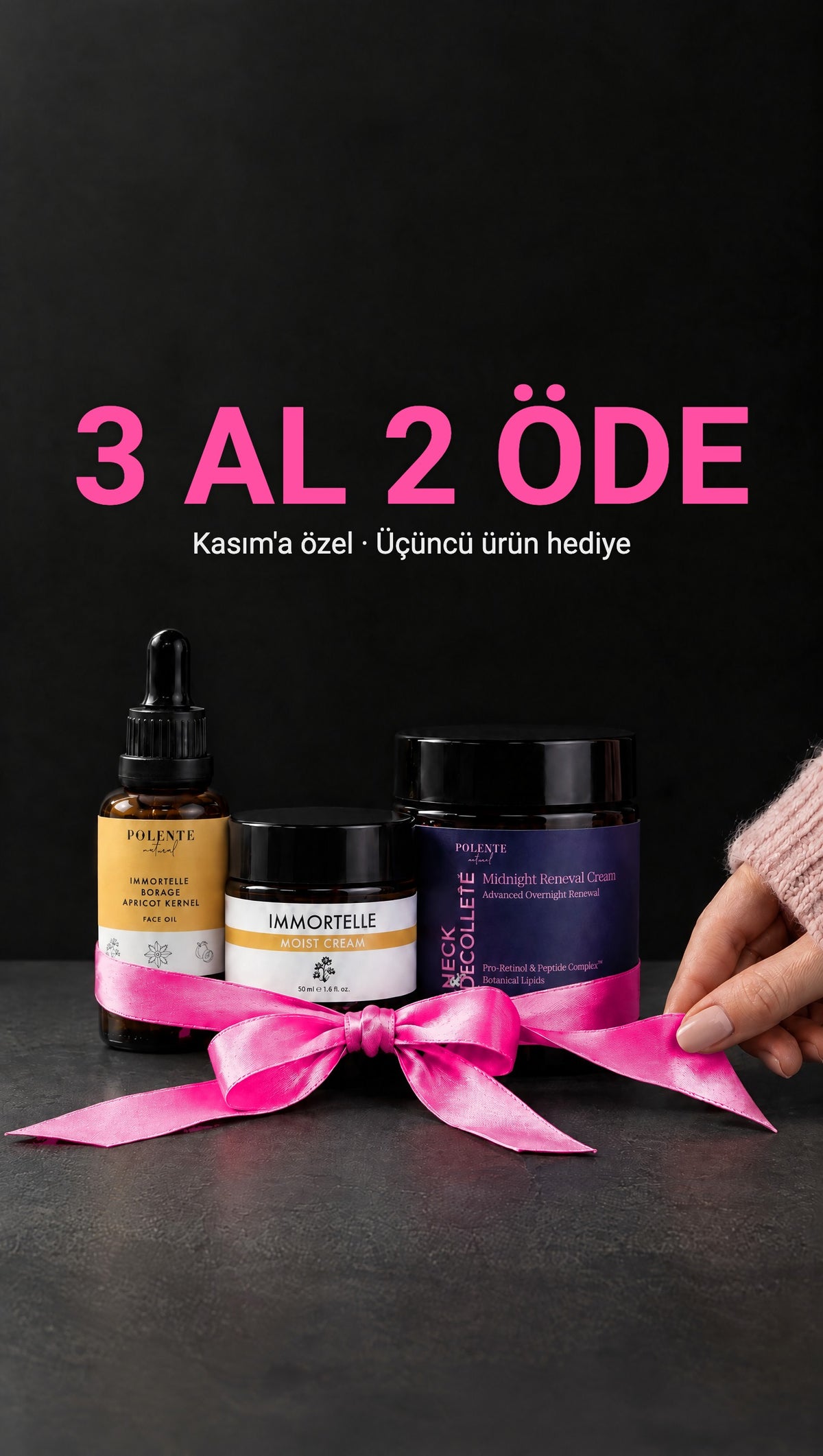 Kasım'a özel 3 al 2 öde: tüm ürünlerde üçüncü ürün hediye. Pembe kurdeleyle bağlanmış Immortelle Face Oil, Immortelle Moist Cream ve Neck & Décolleté Midnight Renewal Cream.