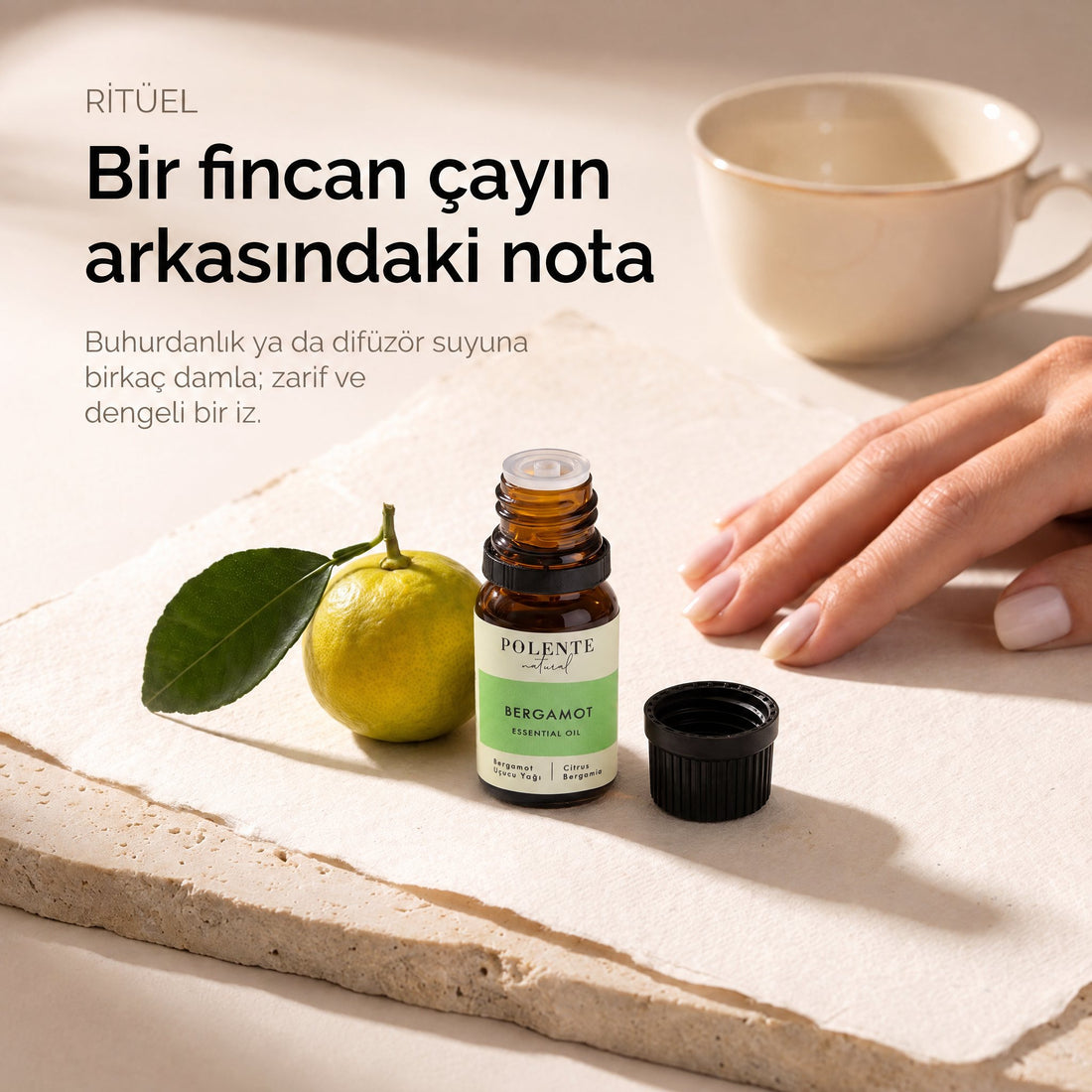 Bergamot Uçucu Yağı 10 ml — buhurdanlık ritüeli, kireçtaşı yüzeyde açık şişe, porselen fincan ve bergamot