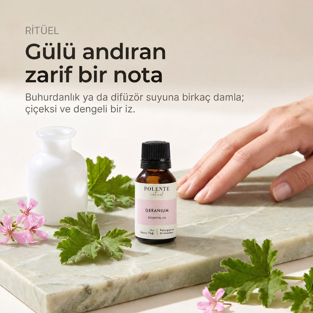 Itır Uçucu Yağı 10 ml — sabuntaşı levha üzerinde ritüel kurulumu; gülü andıran zarif bir nota