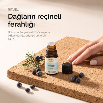 Ardıç Uçucu Yağı 10 ml — mantar levha üzerinde ritüel kurulumu; dağların reçineli ferahlığı