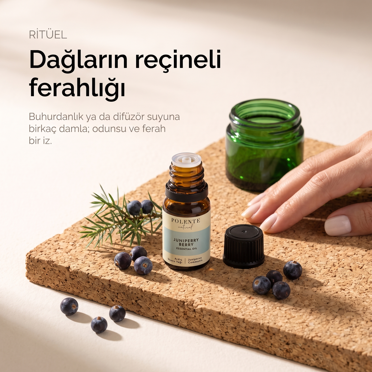Ardıç Uçucu Yağı 10 ml — mantar levha üzerinde ritüel kurulumu; dağların reçineli ferahlığı