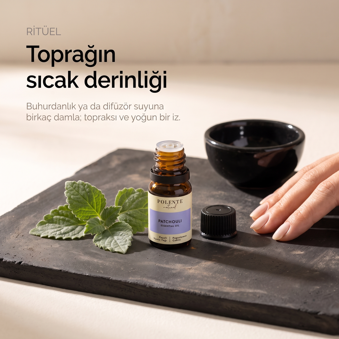 Paçuli Uçucu Yağı 10 ml — ham kil levha üzerinde ritüel kurulumu; toprağın sıcak derinliği