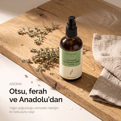 Kekik Suyu %100 saf hidrosol 100 ml — otsu, ferah ve Anadolu kokusu, meşe üzerinde natürmort