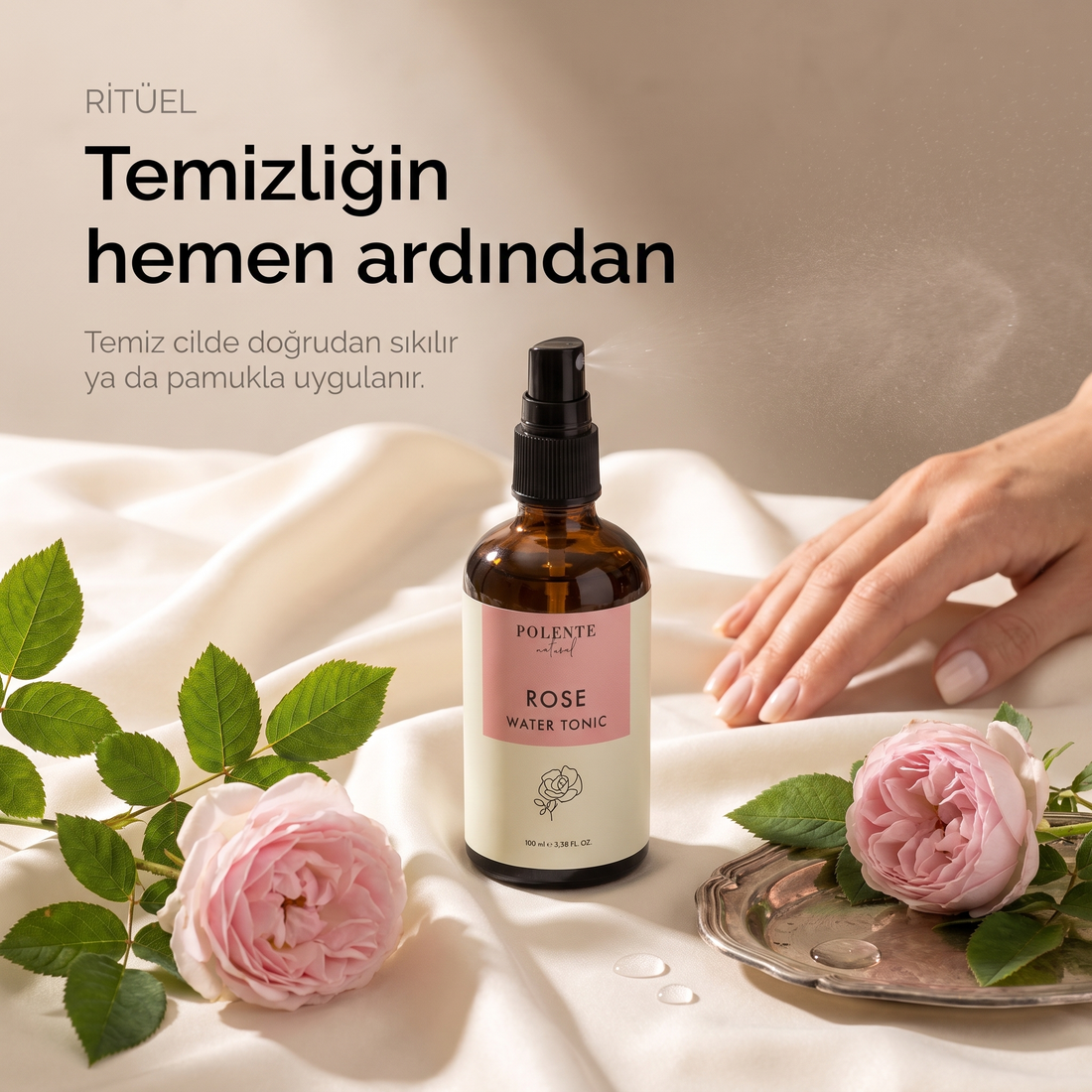 Gül Suyu %100 saf hidrosol 100 ml — fildişi ipek üzerinde gümüş tepsi ve damask gülleriyle günlük ritüel karesi