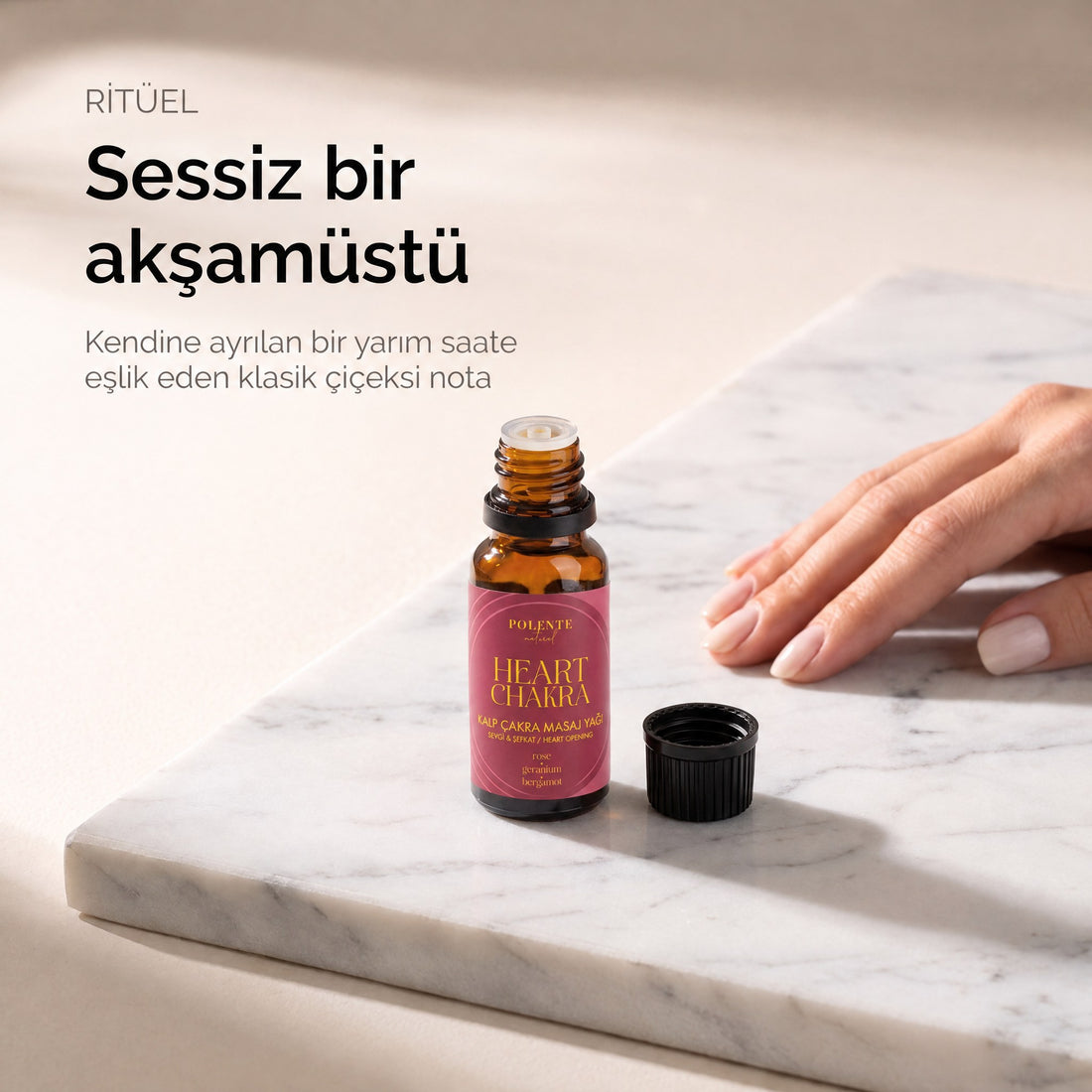 Kalp Çakra Yağı 20 ml — ritüel için açılmış şişe ve kapağı, aromatik ritüel yağı