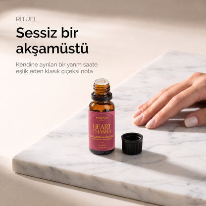 Kalp Çakra Yağı 20 ml — ritüel için açılmış şişe ve kapağı, aromatik ritüel yağı