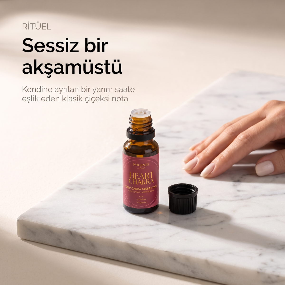 Kalp Çakra Yağı 20 ml — ritüel için açılmış şişe ve kapağı, aromatik ritüel yağı