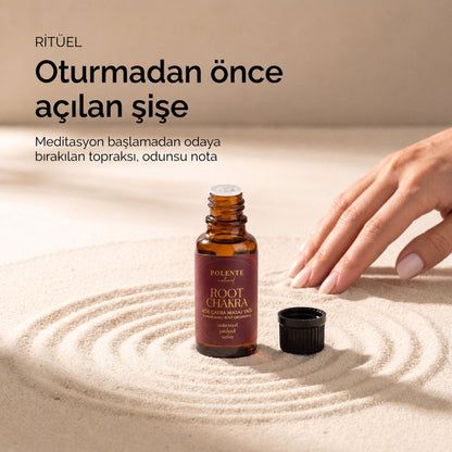 Kök Çakra Yağı 20 ml — meditasyon öncesi açılmış şişe ve kapağı, aromatik ritüel yağı
