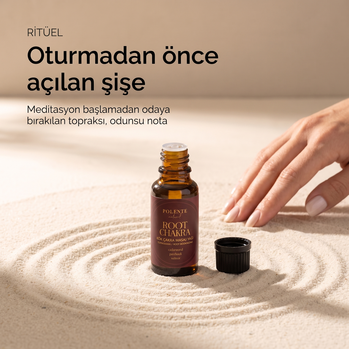 Kök Çakra Yağı 20 ml — meditasyon öncesi açılmış şişe ve kapağı, aromatik ritüel yağı