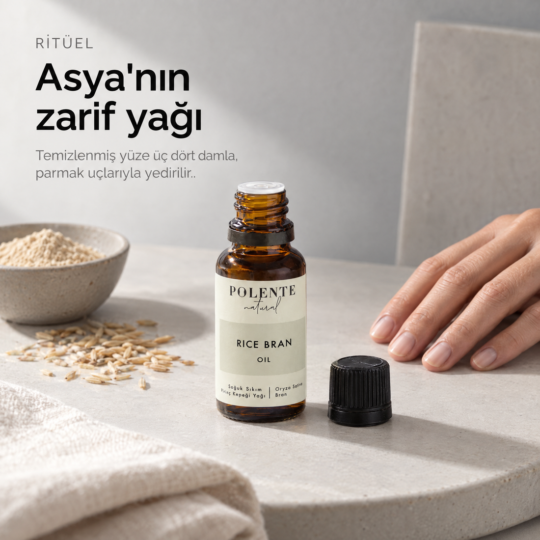 Pirinç Kepeği Yağı 30 ml — sabah ritüeli, kapağı açılmış cam şişe yanında duran el