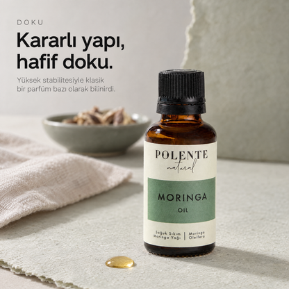 Moringa Yağı 30 ml — yağın dokusu, yüzeydeki tek damlanın makro çekimi