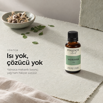 Moringa Yağı 30 ml — soğuk sıkım çalışma masası, şişe ve hammadde üstten görünüm