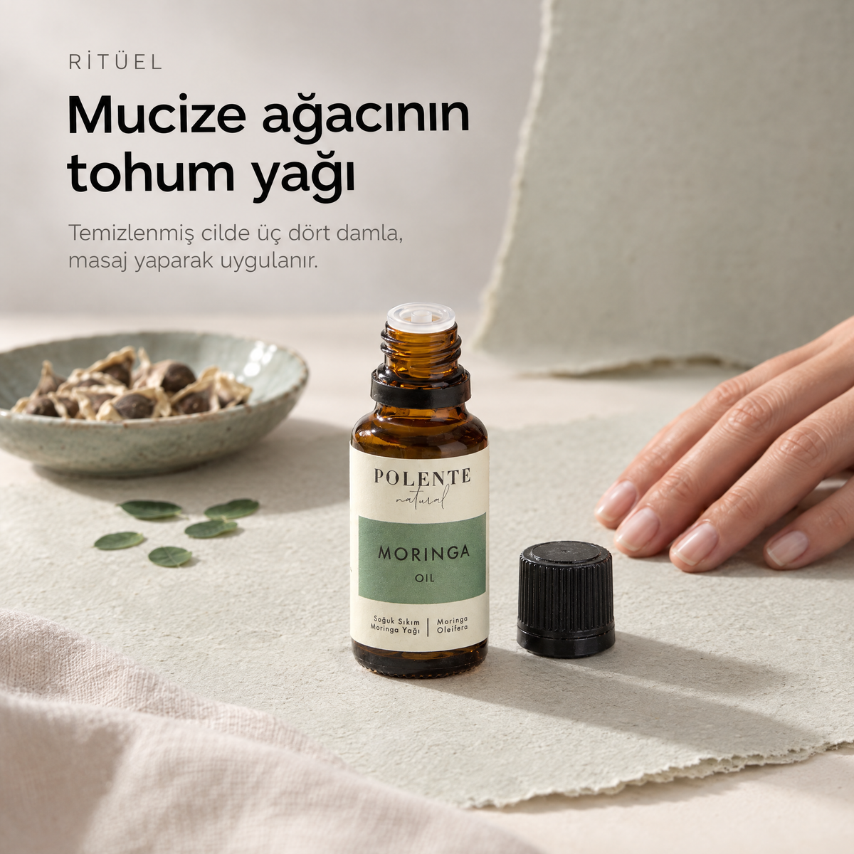 Moringa Yağı 30 ml — sabah ritüeli, kapağı açılmış cam şişe yanında duran el