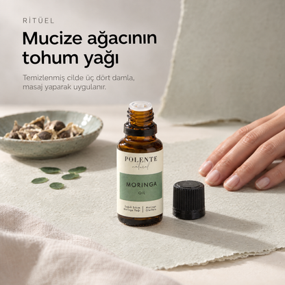 Moringa Yağı 30 ml — sabah ritüeli, kapağı açılmış cam şişe yanında duran el