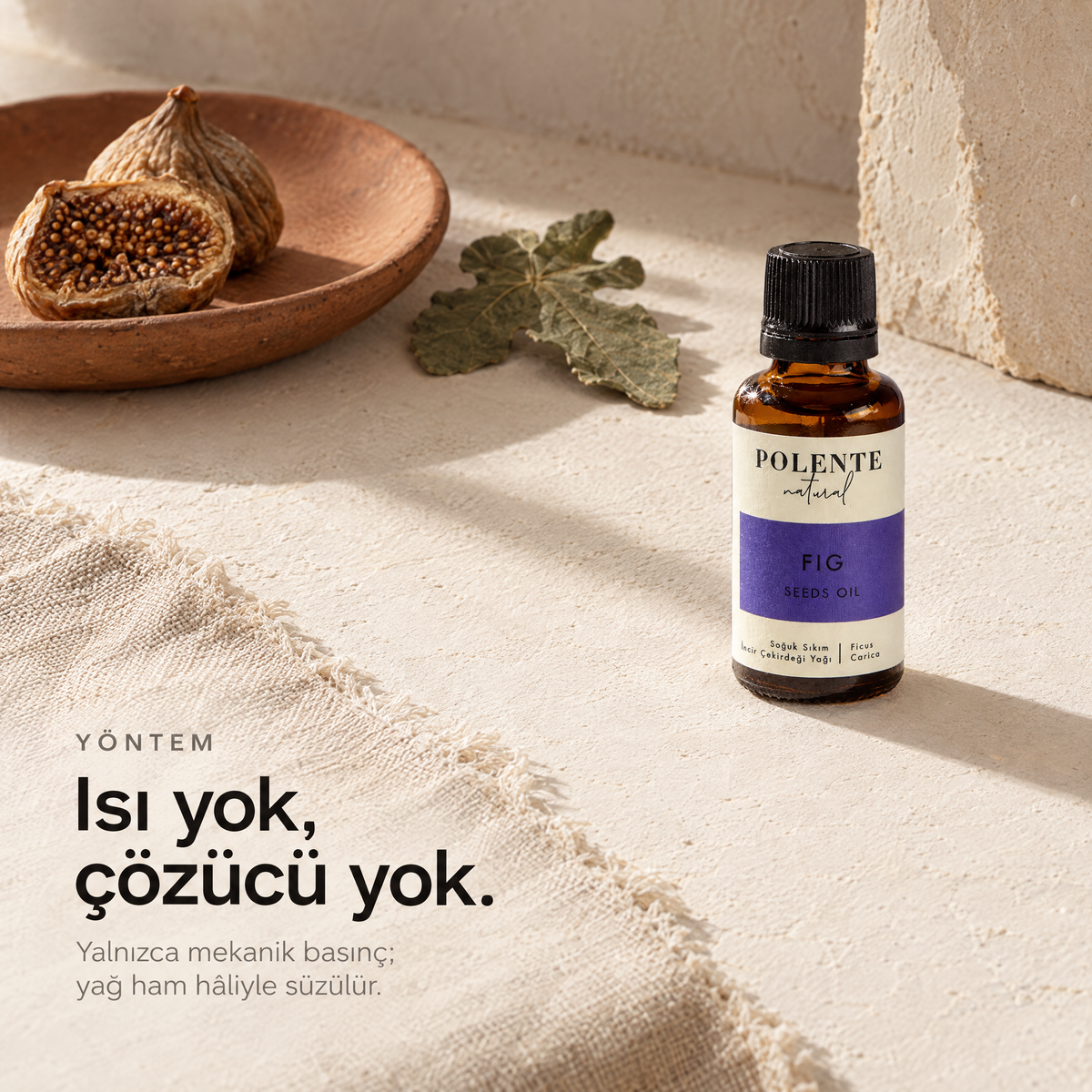 İncir Çekirdeği Yağı 30 ml — soğuk sıkım çalışma masası, şişe ve hammadde üstten görünüm