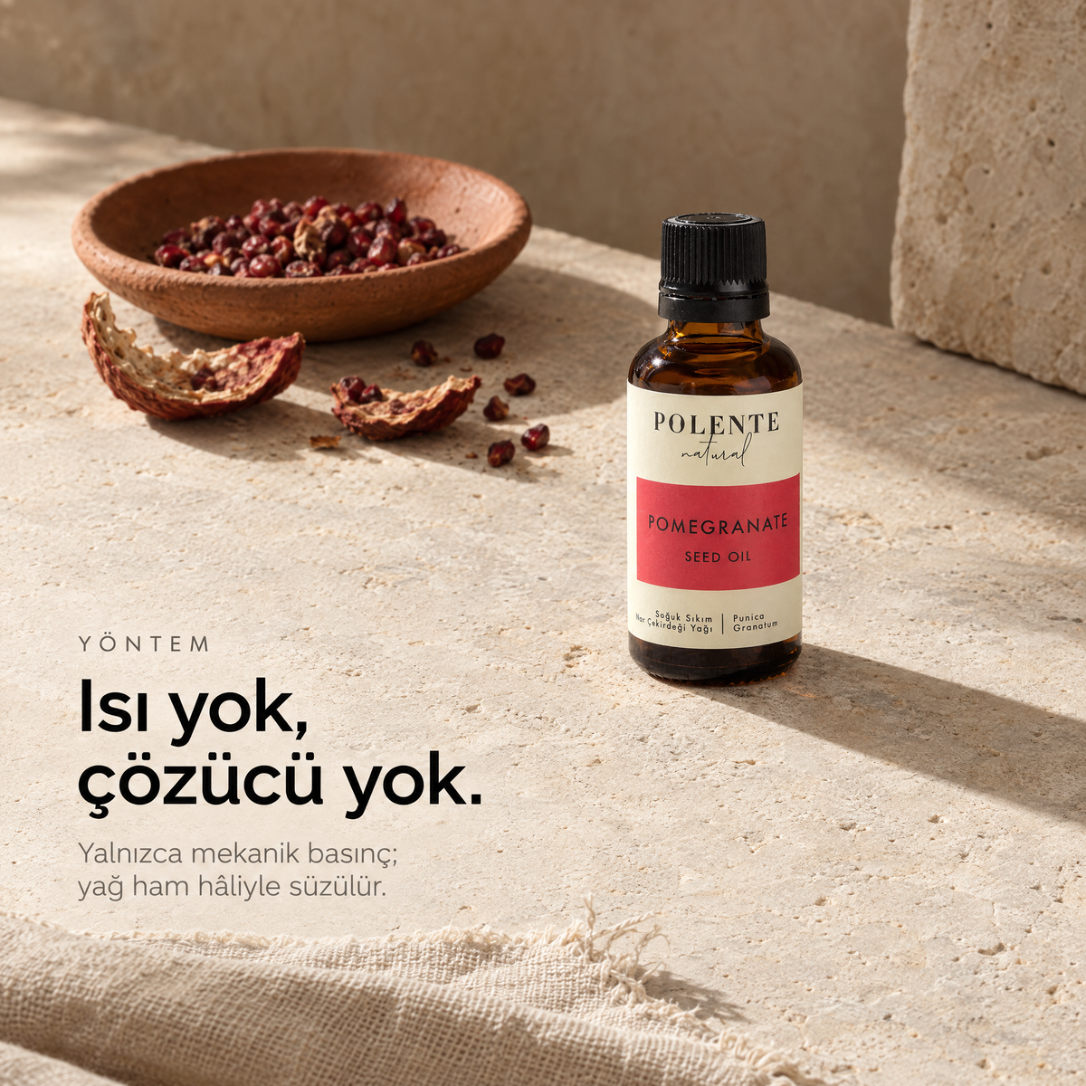 Nar Çekirdeği Yağı 30 ml — soğuk sıkım çalışma masası, şişe ve hammadde üstten görünüm
