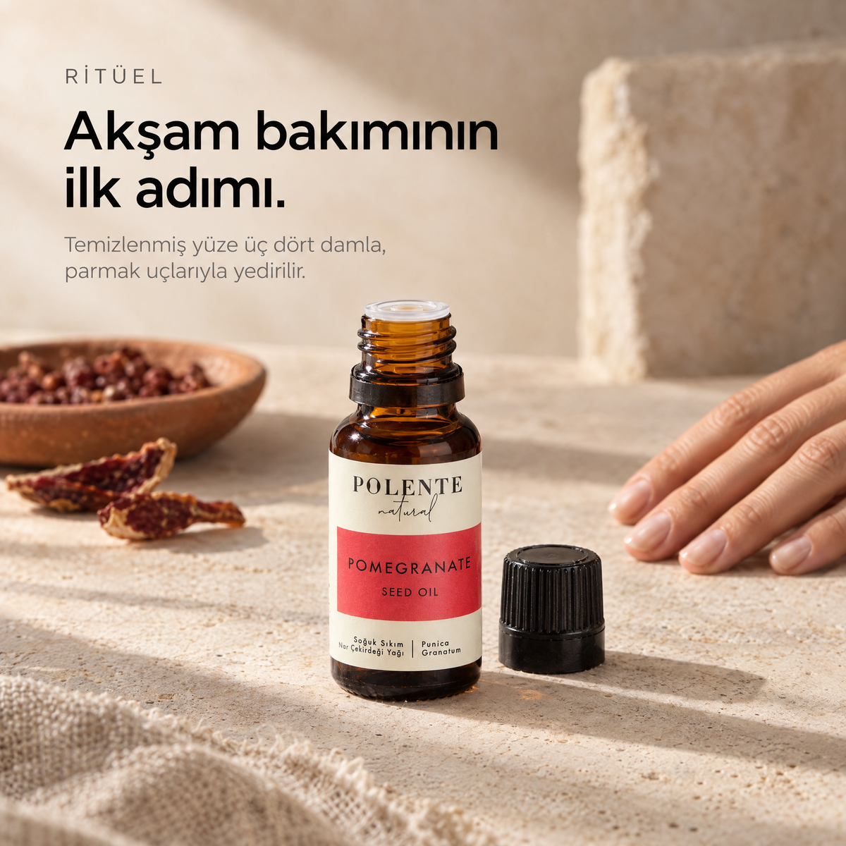 Nar Çekirdeği Yağı 30 ml — sabah ritüeli, kapağı açılmış cam şişe yanında duran el