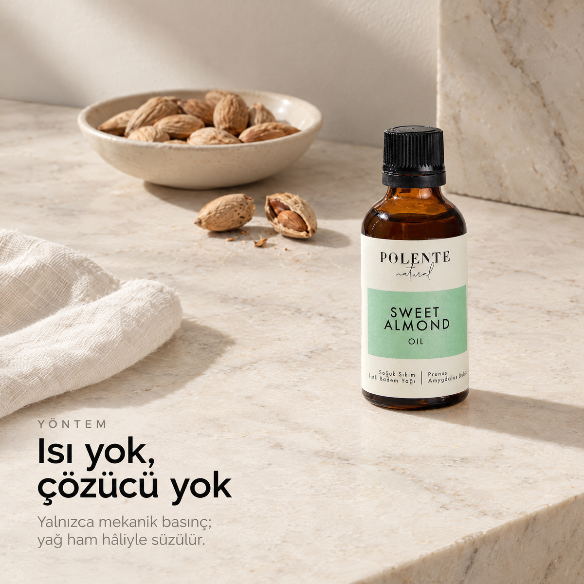 Tatlı Badem Yağı 50 ml — soğuk sıkım çalışma masası, şişe ve hammadde üstten görünüm