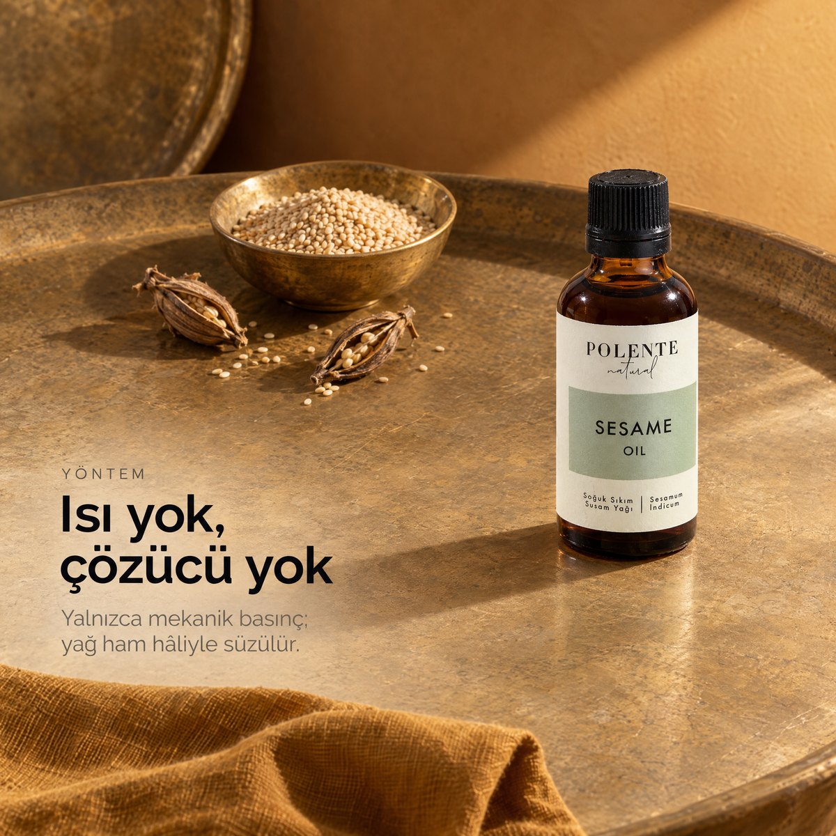 Susam Yağı 50 ml — soğuk sıkım çalışma masası, şişe ve hammadde üstten görünüm