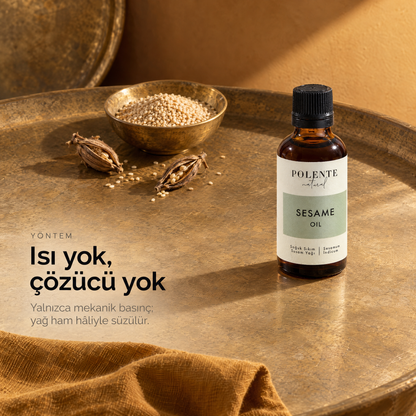 Susam Yağı 50 ml — soğuk sıkım çalışma masası, şişe ve hammadde üstten görünüm