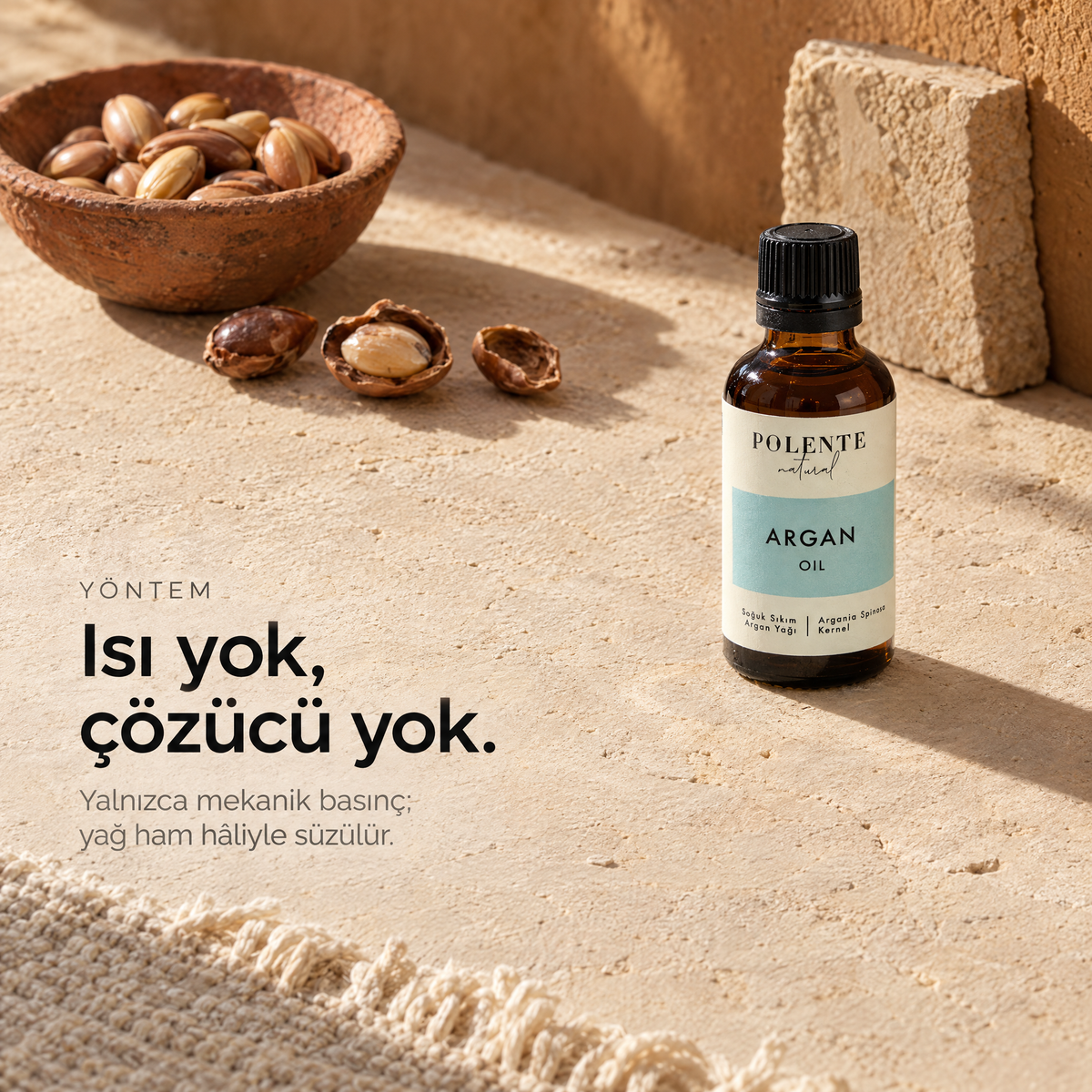 Argan Yağı 50 ml — soğuk sıkım çalışma masası, şişe ve hammadde üstten görünüm