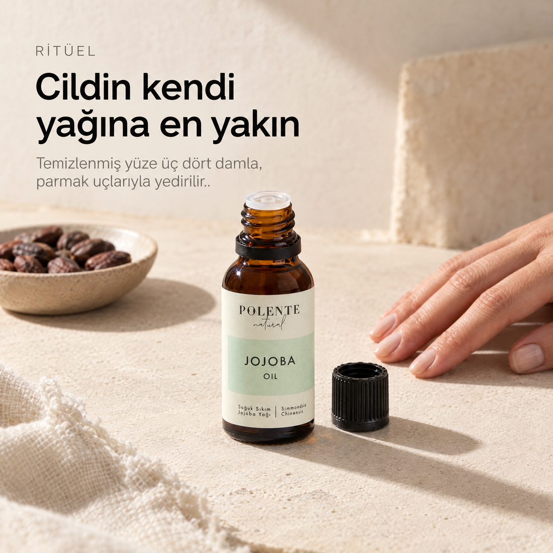 Jojoba Yağı 50 ml — sabah ritüeli, kapağı açılmış cam şişe yanında duran el