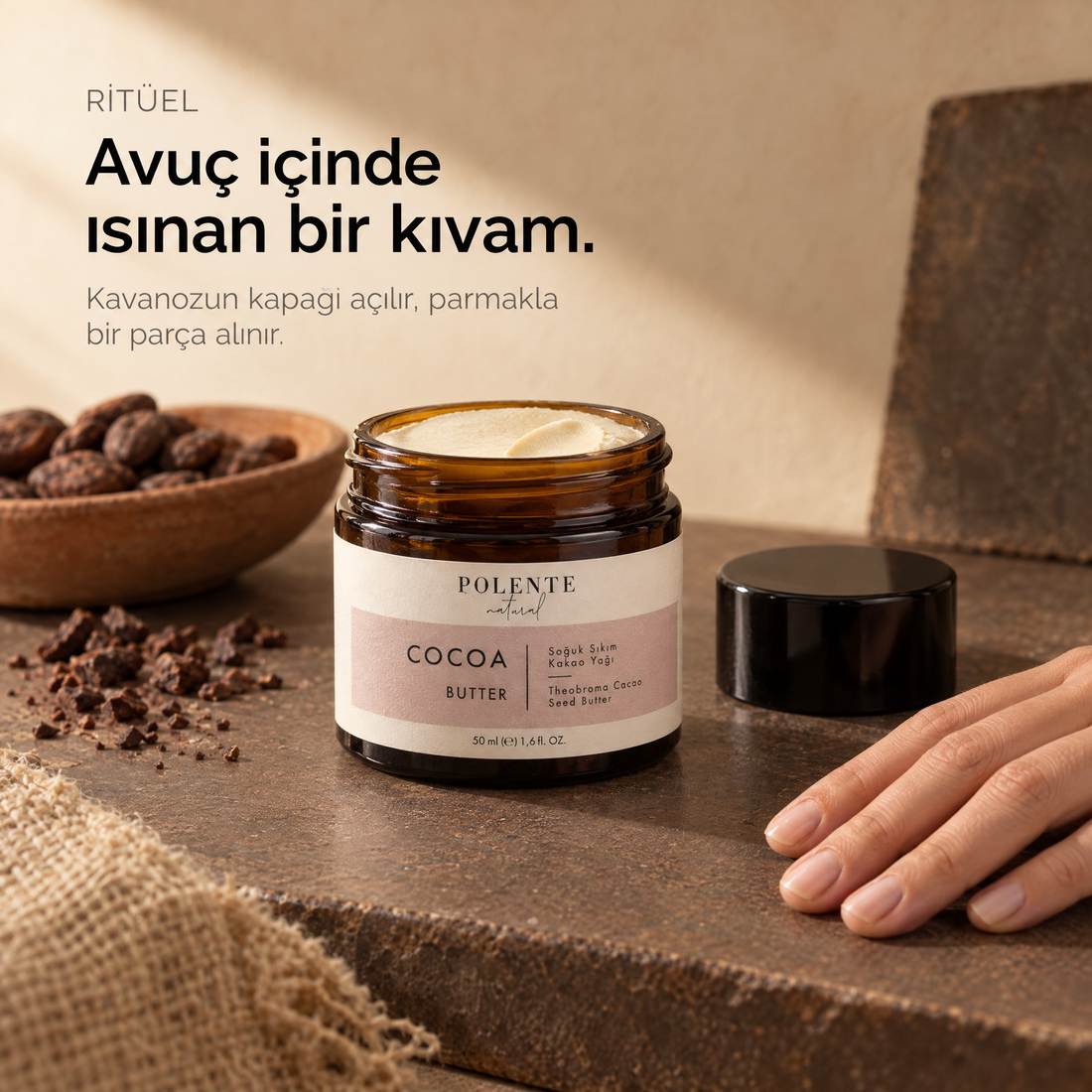Kakao Butter 50 ml — sabah ritüeli, kapağı açılmış kavanoz ve yanında duran el
