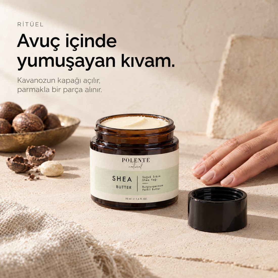 Shea Butter 50 ml — sabah ritüeli, kapağı açılmış kavanoz ve yanında duran el