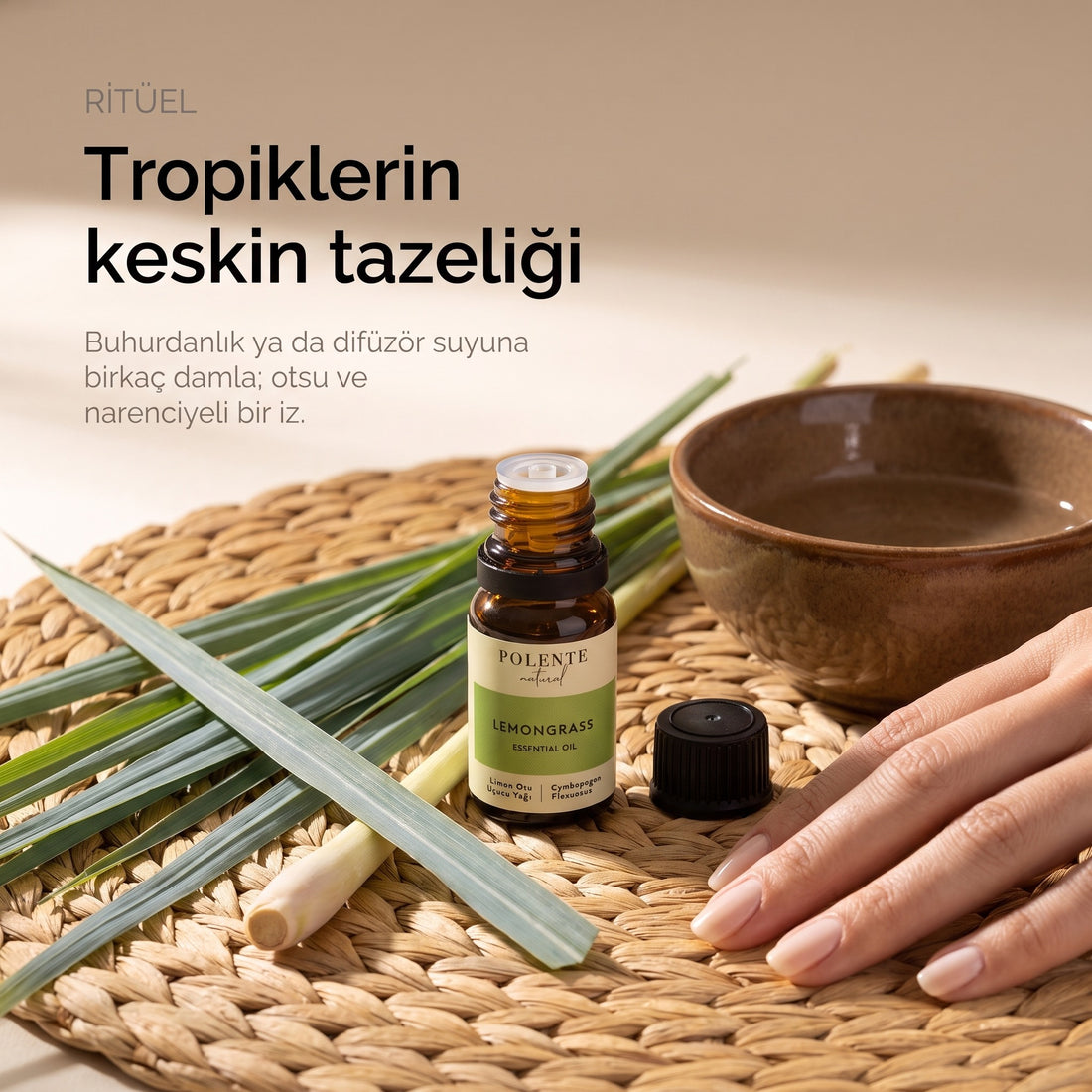 Limonotu Uçucu Yağı 10 ml — buhurdanlık ritüeli, hasır yüzeyde açık şişe ve limon otu yaprakları