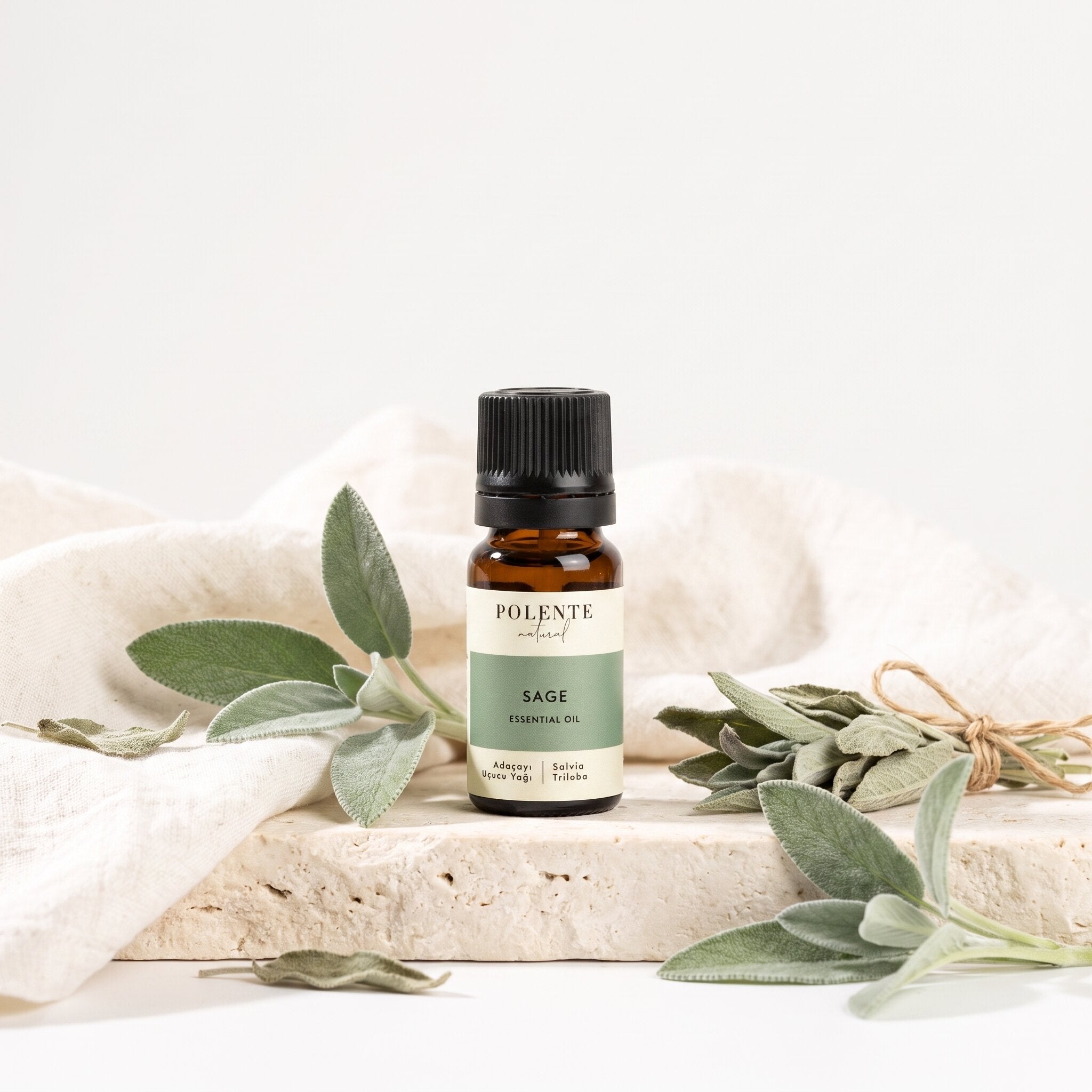 Adaçayı Uçucu Yağı 10 ml — adaçayı yapraklarıyla botanik konsept görseli