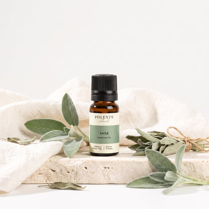 Adaçayı Uçucu Yağı 10 ml — adaçayı yapraklarıyla botanik konsept görseli