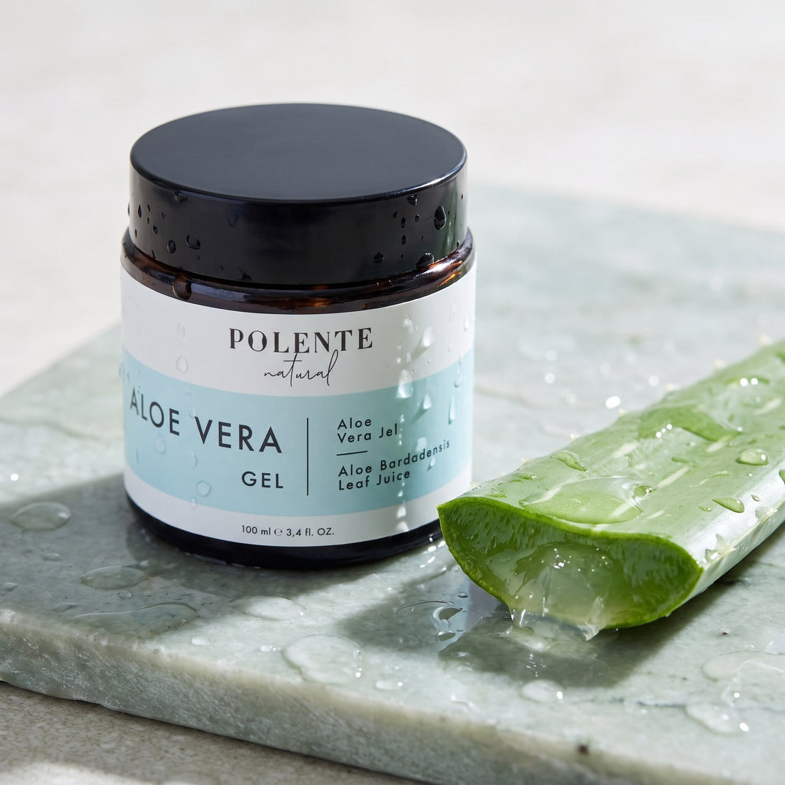 Aloe Vera Jel 100 ml — ıslak taş üzerinde kesilmiş aloe vera yaprağı ve şeffaf jel ile serinletici konsept görseli