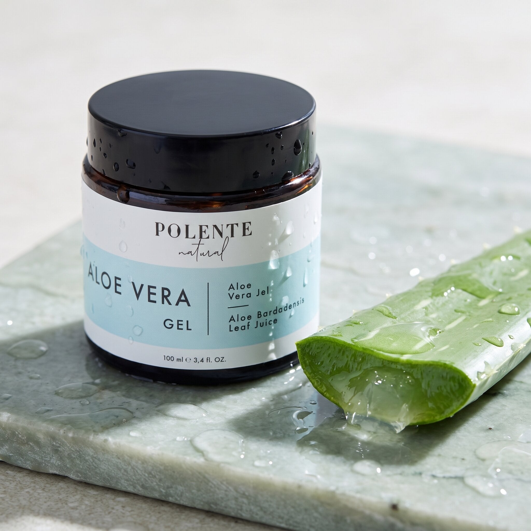 Aloe Vera Jel 100 ml — ıslak taş üzerinde kesilmiş aloe vera yaprağı ve şeffaf jel ile serinletici konsept görseli