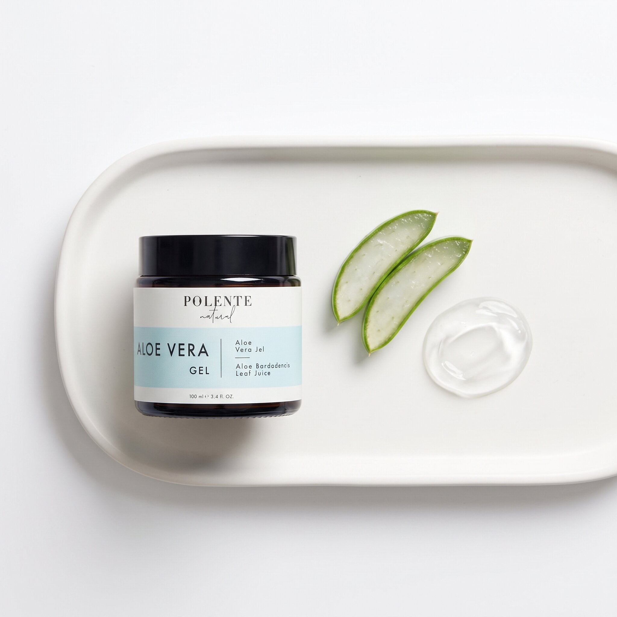 Aloe Vera Jel 100 ml — beyaz seramik tepside aloe vera dilimleri ve berrak jel ile konsept görseli