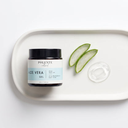 Aloe Vera Jel 100 ml — beyaz seramik tepside aloe vera dilimleri ve berrak jel ile konsept görseli