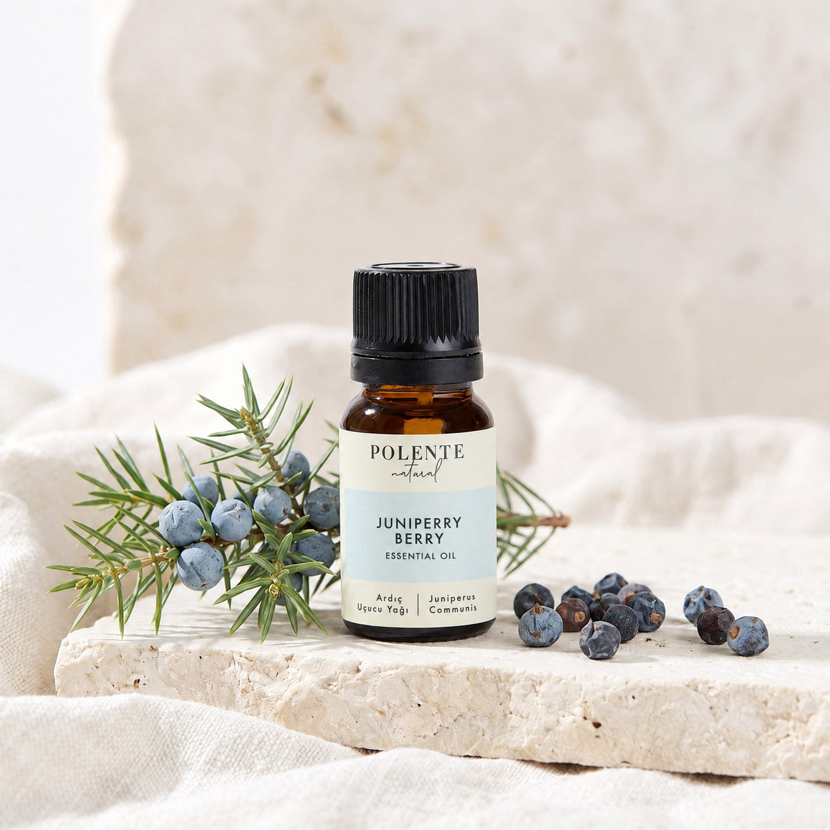 Ardıç Uçucu Yağı 10 ml — ardıç meyveleri ve dallarıyla botanik konsept görseli