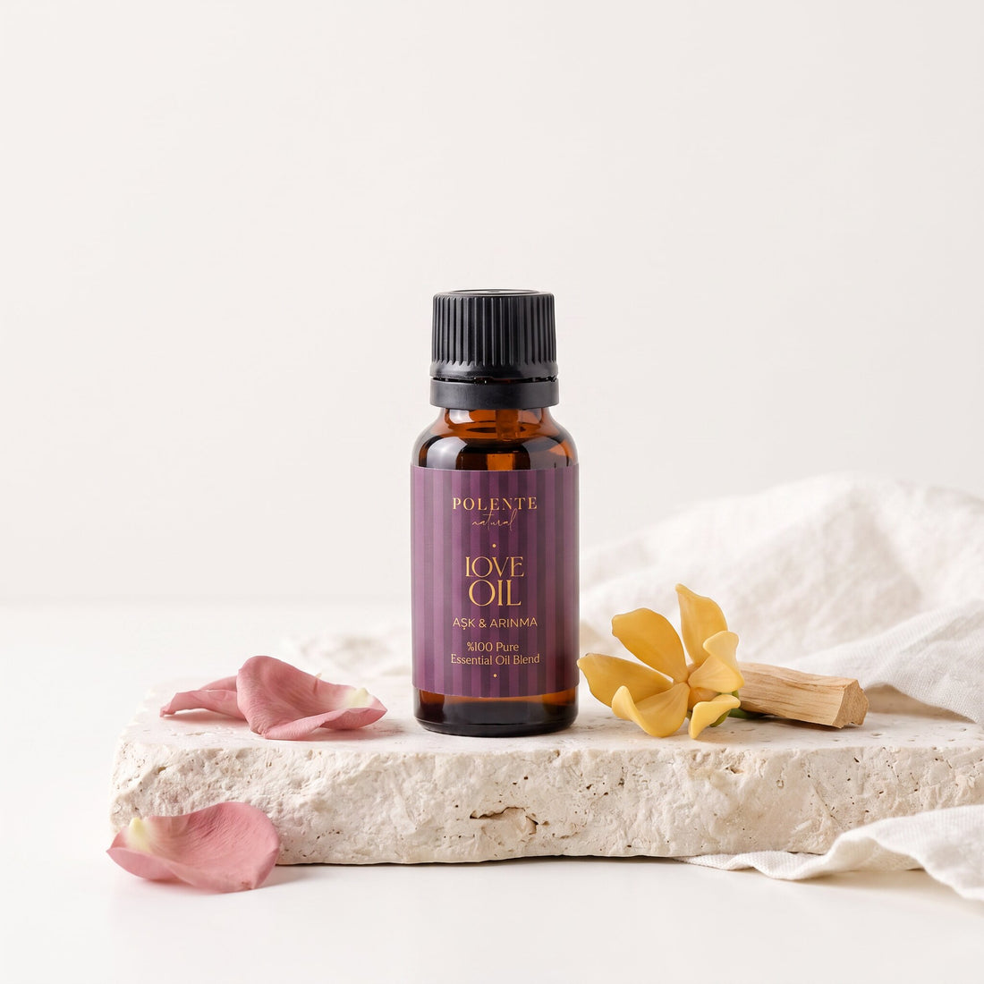 Aşk &amp; Çekim Uçucu Yağ Karışımı 10 ml — gül, ylang ylang ve sandal ağacıyla aromaterapi konsept görseli