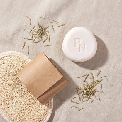 Biberiyeli Güçlendirici Katı Şampuan 110 gr — doğal keten ve lif üzerinde sıfır atık banyo konsept görseli